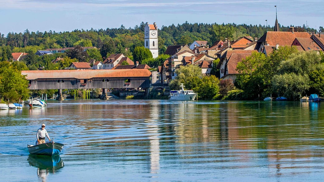 in svizzera c'è una città sul fiume unica al mondo: la sua caratteristica è una cartolina che resta nel cuore