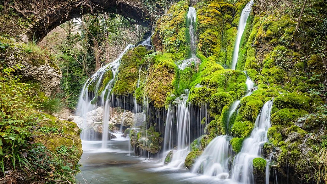 cascate e sorgenti gelide nel cuore della campania: l’oasi naturale perfetta contro l’afa