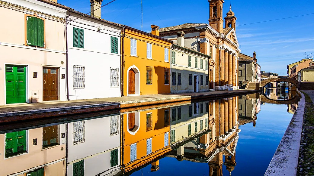 non è amsterdam: questo borgo italiano ha canali, ponti e case colorate in mezzo alla laguna