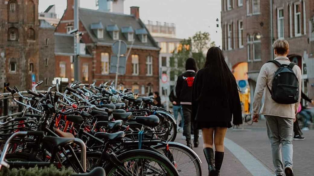 amsterdam in bicicletta: una guida completa per chi la visita per la prima volta