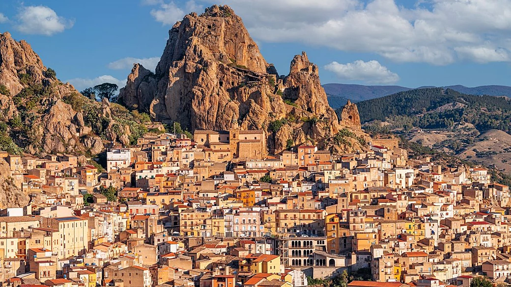 una fortezza naturale nel cuore della sicilia: il borgo appare sospeso sopra un canyon