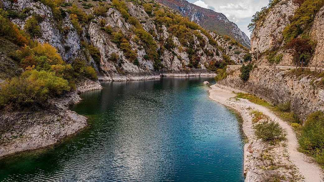 questo canyon italiano ha passerelle sull’acqua e pareti altissime: sembra un set naturale