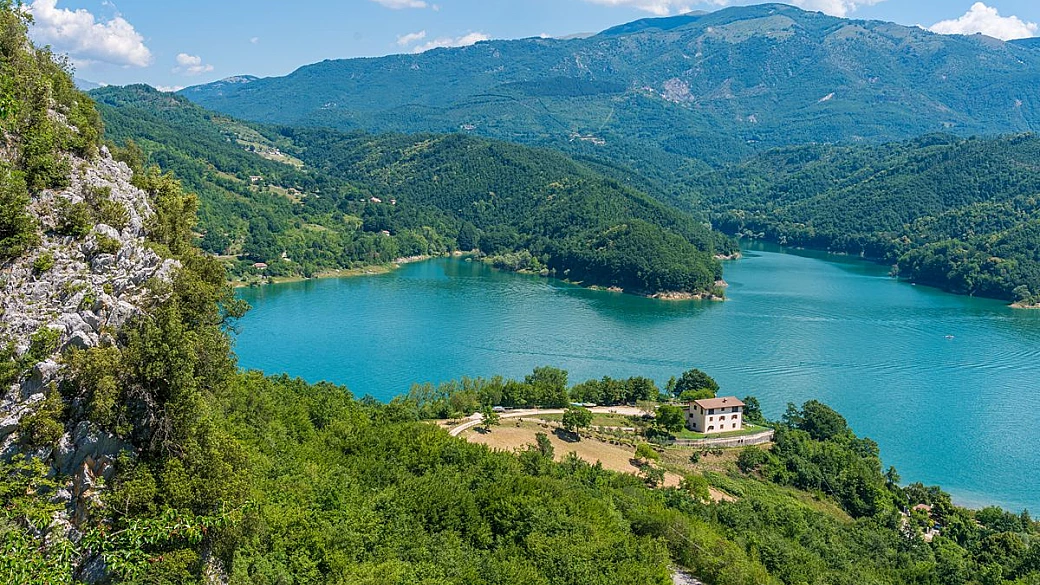 a meno di due ore da roma c’è un lago color smeraldo circondato da boschi e montagne