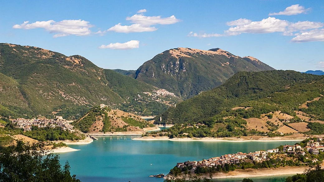 il fiordo nascosto dell’appennino: acque turchesi e montagne disegnano un paesaggio spettacolare