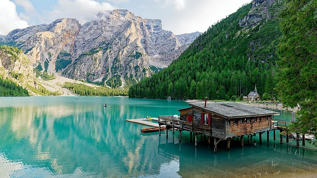 il lago alpino che sembra uno specchio dei caraibi: acqua trasparente e boschi fitti