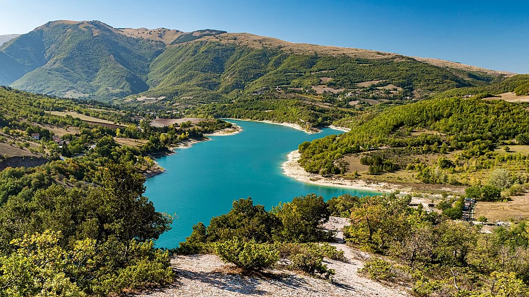 un lago artificiale diventato paradiso estivo: qui si nuota circondati dalle vette dell’appennino