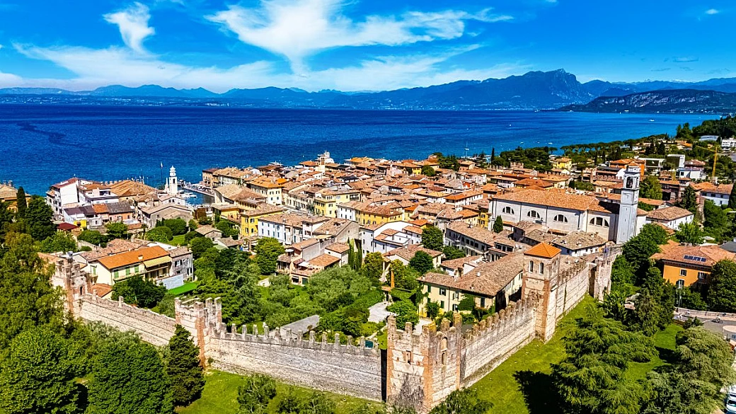 sul lago di garda c'è il primo comune libero d'italia, un gioiello racchiuso tra mura antiche e tramonti da sogno