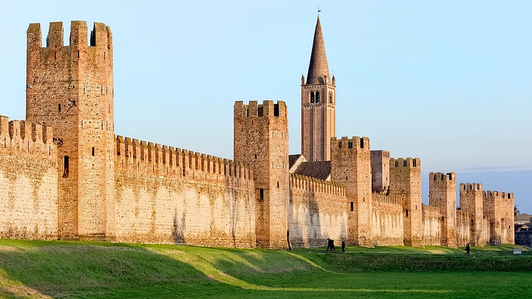 in veneto c’è una città murata perfetta: cammini sopra le mura e sembra di tornare indietro