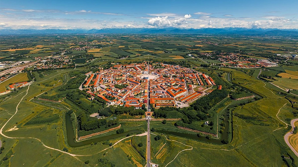in italia c’è una città a forma di stella perfetta: la fortezza ideale che sembra disegnata col compasso