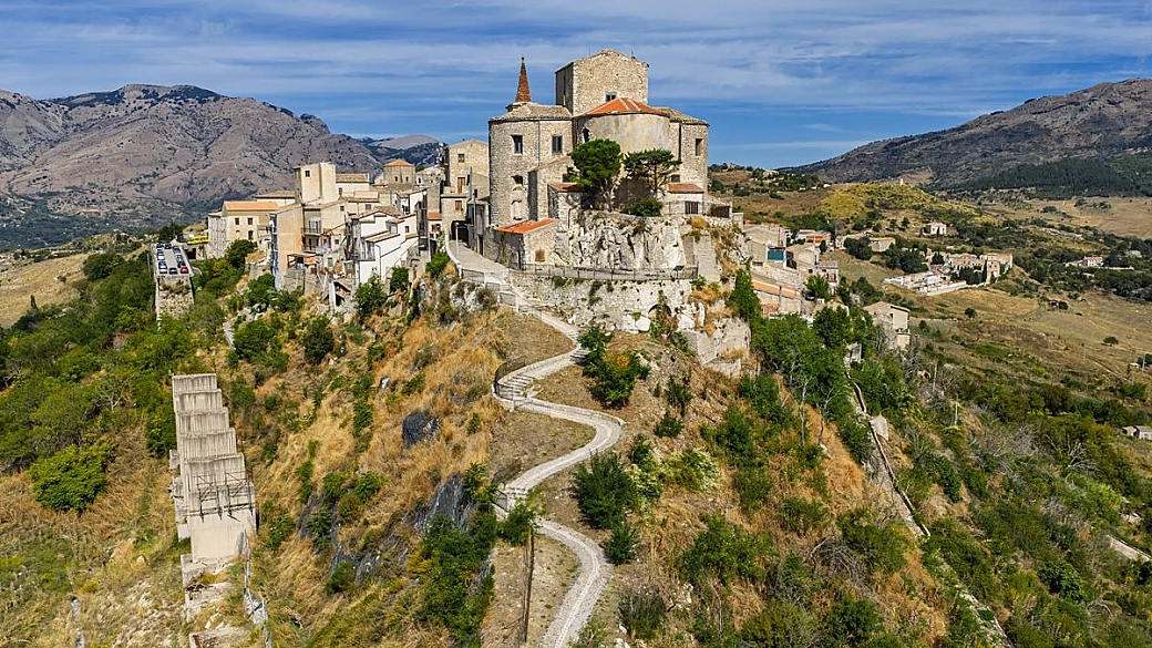 il borgo più verticale d’italia: vicoli, scale e case sembrano arrampicarsi sulla montagna