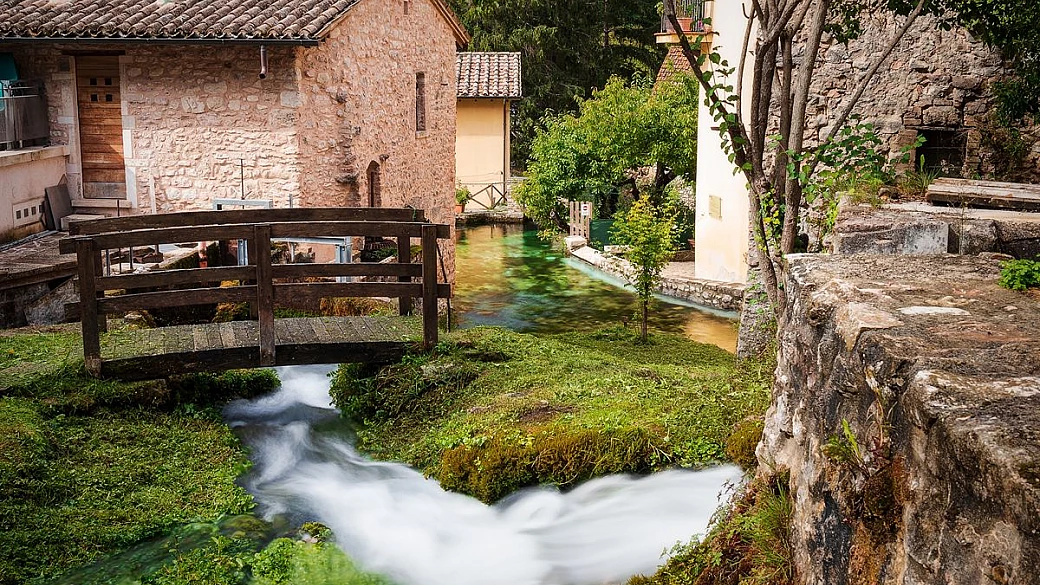 in umbria c’è un borgo minuscolo scavato nella roccia: sembra sospeso tra medioevo e natura