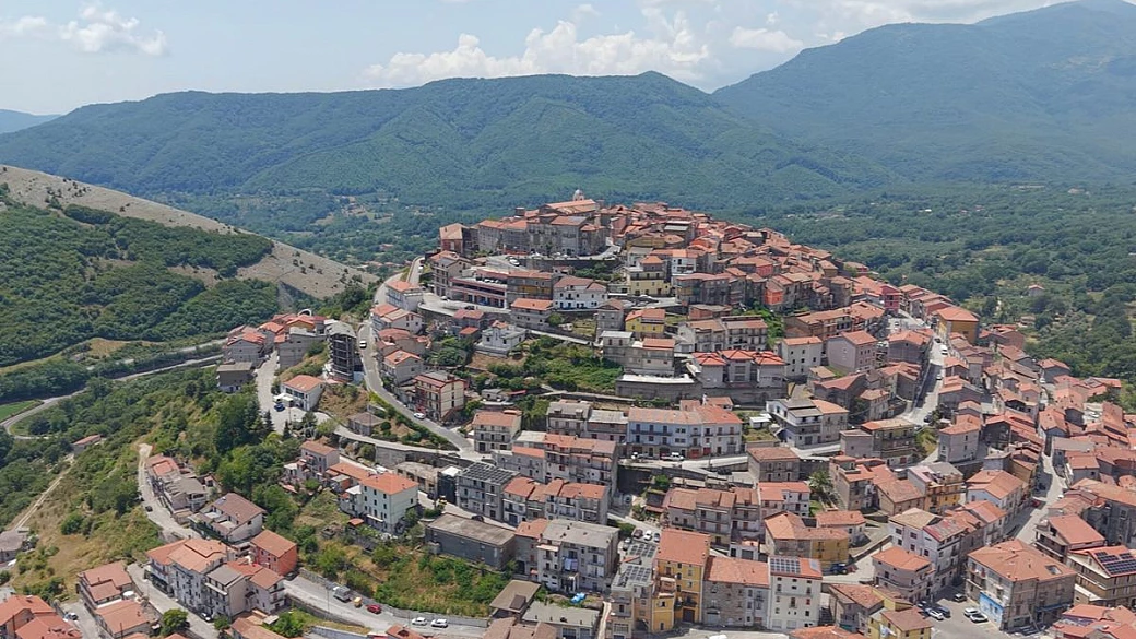 campania, alla scoperta del borgo più accogliente d'italia dove natura e arte la fanno da padrone