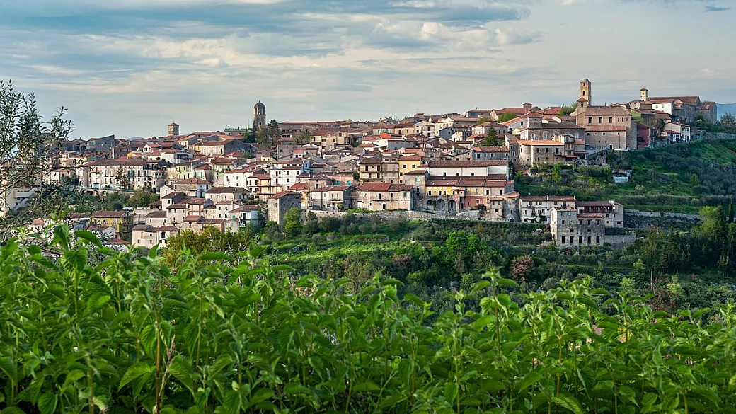 il borgo delle cento porte conserva case di pietra, passaggi segreti e antiche leggende