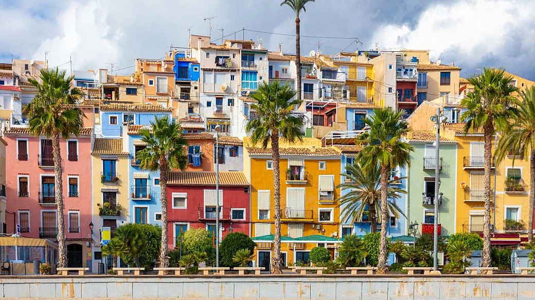 in spagna c'è un borgo di pescatori dai 1000 colori che è diventato famoso grazie al cioccolato