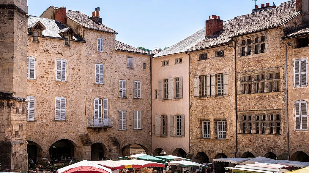 francia, il borgo a scacchiera che custodisce uno dei chiostri gotici più grandi del paese