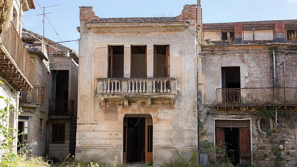 la pompei del '900: il borgo abbandonato più affascinante d'italia è un viaggio nel tempo immobile