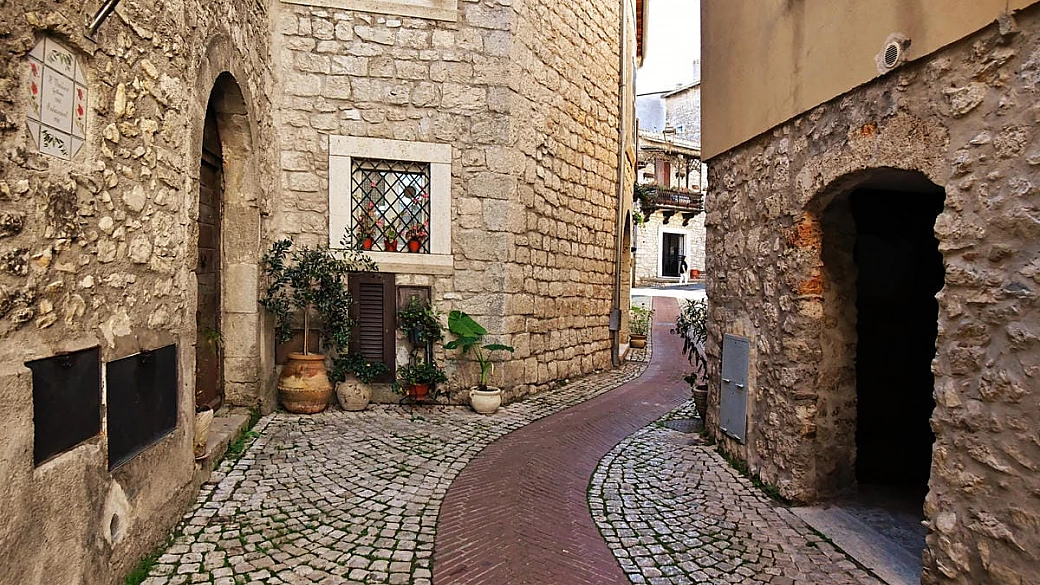 nel cuore della ciociaria c'è un borgo medievale dove è custodito l'unico mosaico realizzato da giotto
