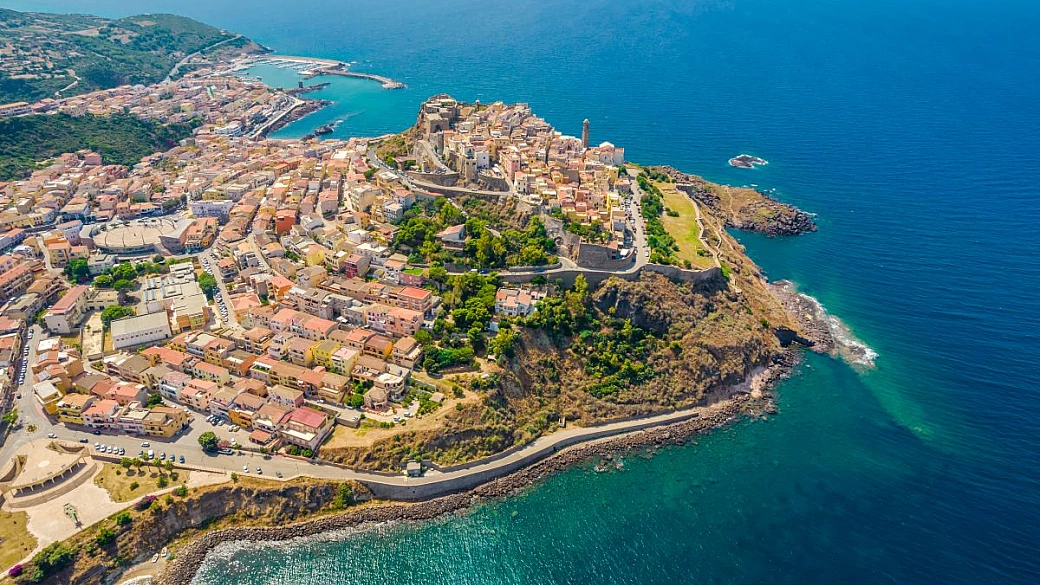 sardegna, il coloratissimo borgo medievale a picco sul mare famoso per il castello e l'arte dell'intreccio