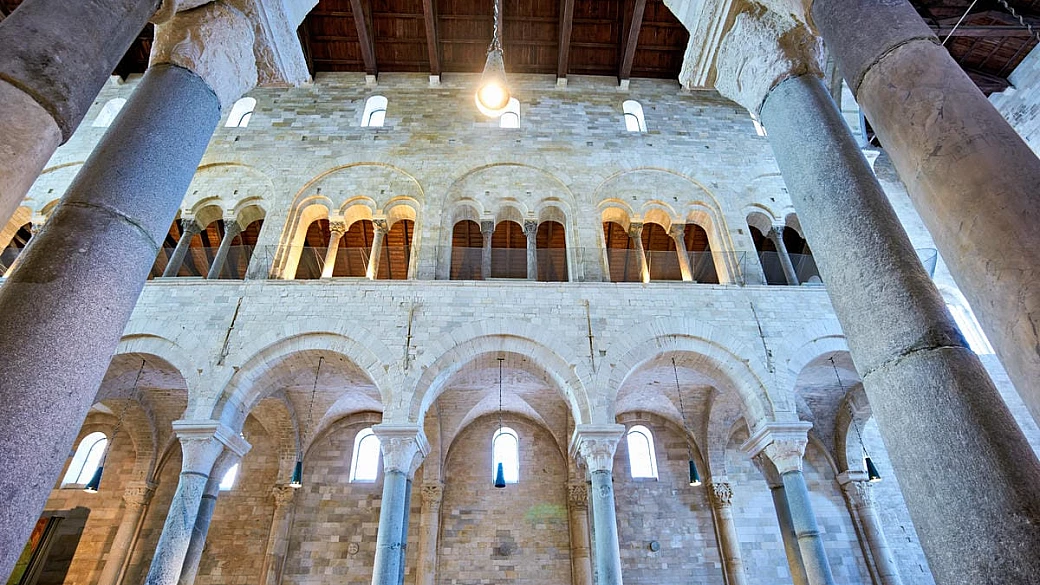 puglia, l'itinerario delle cattedrali romaniche tra muri bianchi e affacci sul mare