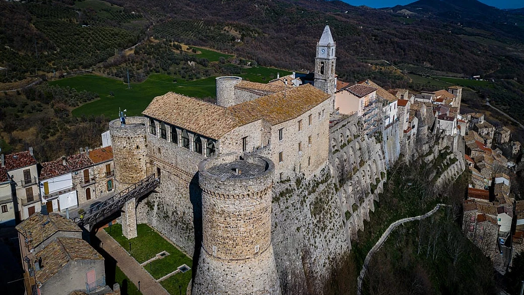 più murales che abitanti: il borgo del molise tornato a vivere grazie all'arte di strada