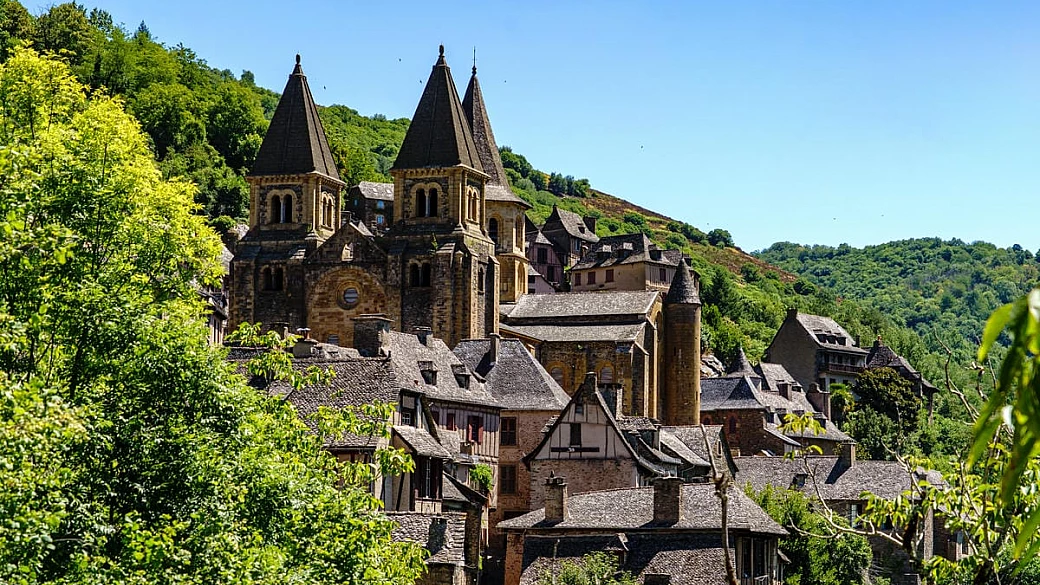 lungo il cammino di santiago c'è il borgo più antico della francia: qui tutto è rimasto fermo al xii secolo