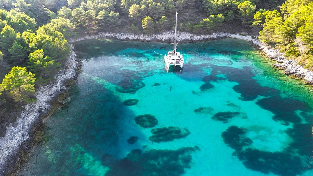 croazia, l'isola benevola che custodisce baie paradisiache e rovine antiche