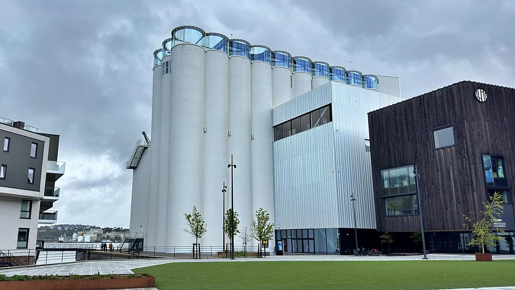 in norvegia un vecchio silo industriale è diventato un museo con più di 5000 opere d'arte