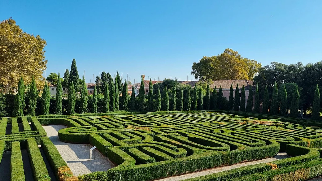 a venezia ha riaperto l'incredibile giardino-labirinto ispirato alla letteratura di borges