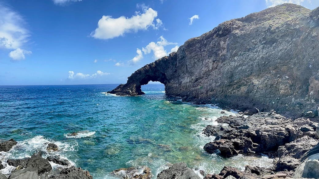 pantelleria: terme naturali tra capperi, uva e rocce laviche