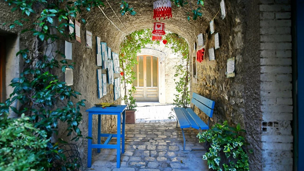 molise, il labirinto di pietra che profuma di vino: alla scoperta di uno dei borghi più belli d'italia