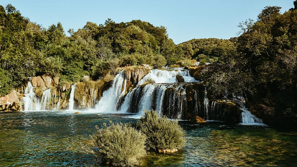 croazia, qui c'è il parco dove ogni cascata sembra realizzata con milioni di fili d'argento