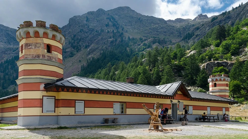 il castello dell’800 costruito dal re che oggi è un incredibile rifugio dove dormire tra le montagne