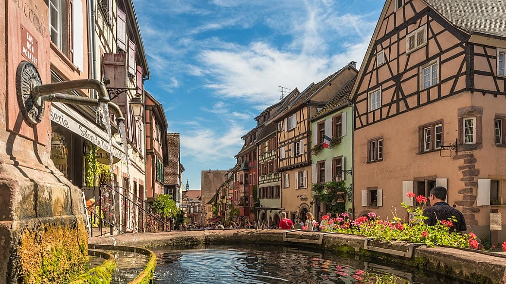 una giornata a riquewihr, tra case colorate e vigneti d’alsazia