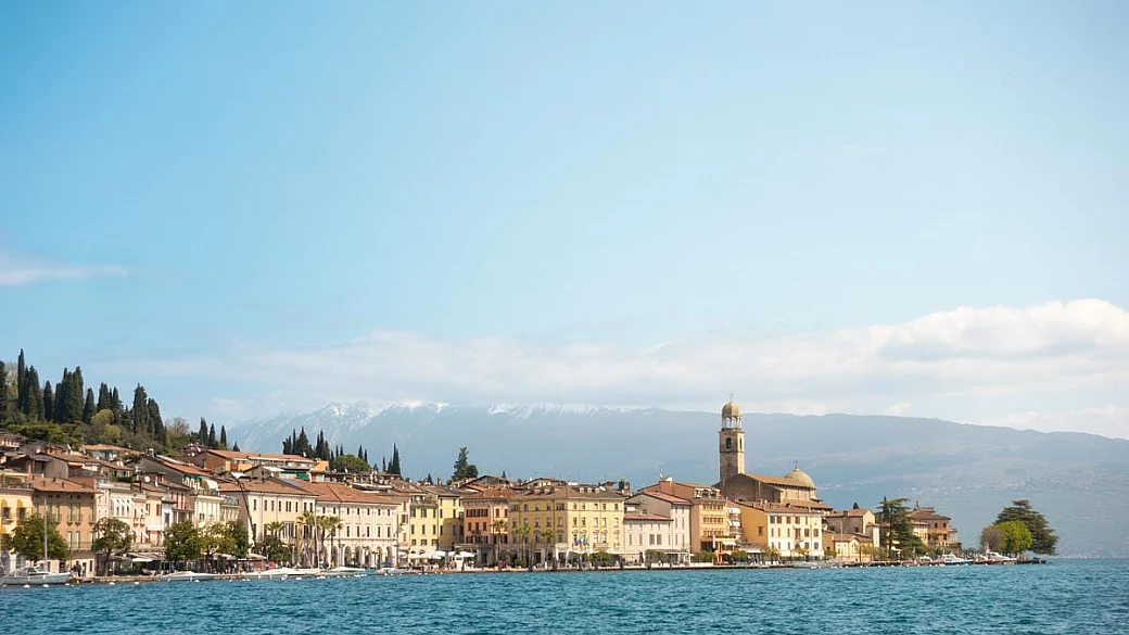 la lunga camminata sul lago di garda: qui c'è il borgo del golfo, dove la storia incontra paesaggi d'incanto