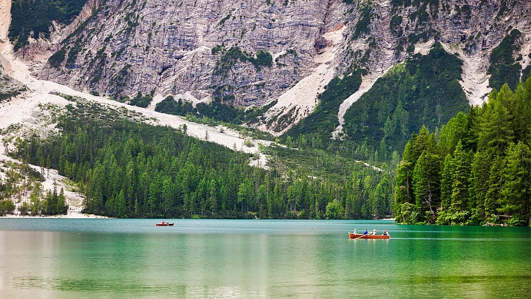 vacanze ad alta quota senza auto: le 5 mete alpine da raggiungere in treno per la gen z e i millennials
