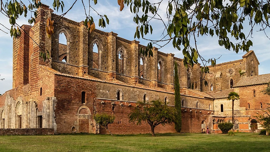 questa abbazia solitaria sembra sospesa tra cielo e pietra: intorno c’è solo campagna