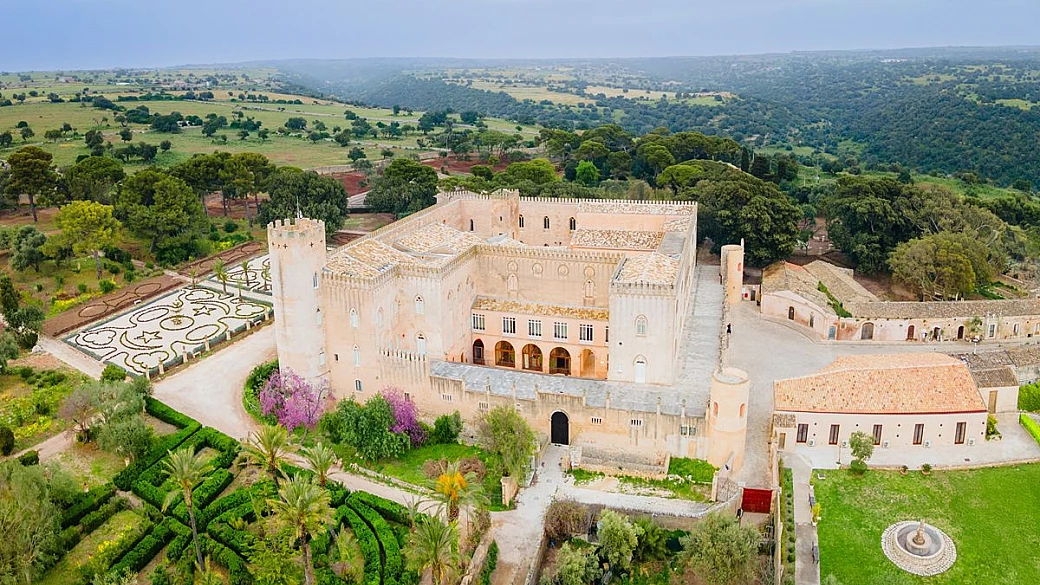 un castello da romanzo gotico domina le colline siciliane: dentro sembra fermo a un’altra epoca