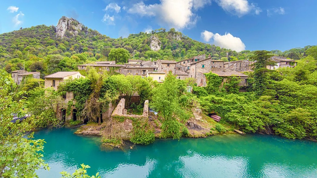il sentiero azzurro dell’umbria: una gola d’acqua limpida corre tra pareti, borghi e natura