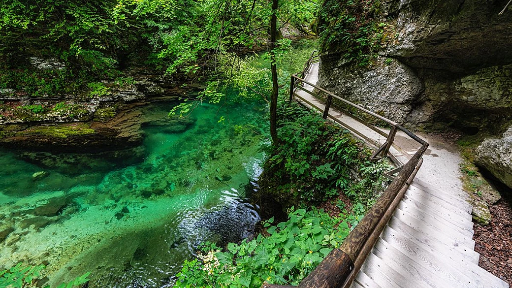 questo canyon verde si raggiunge con un sentiero sull’acqua: passerelle, gole e frescura naturale