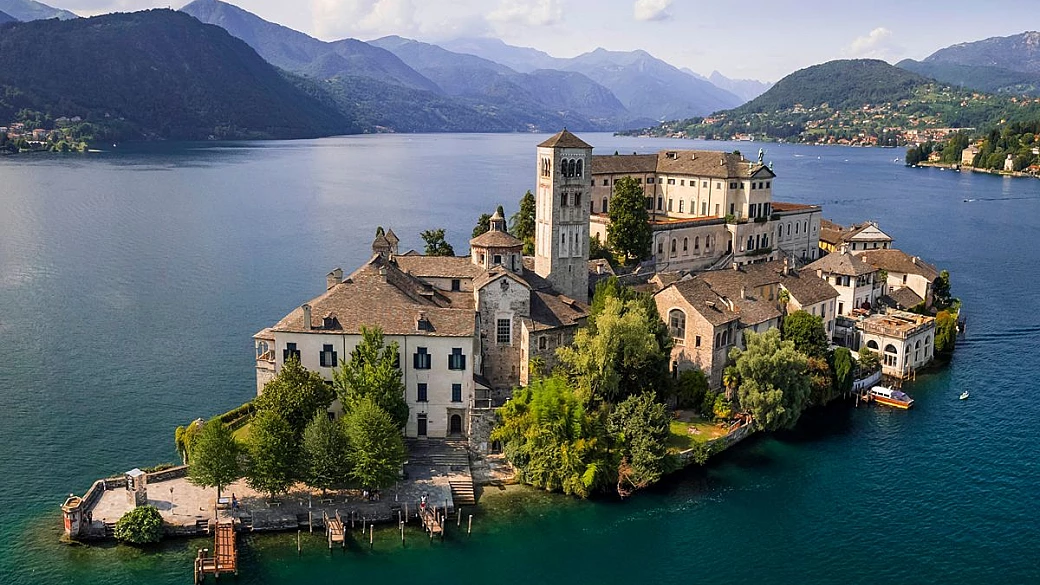 un lago vulcanico, un’isola minuscola e un borgo elegante: il weekend che non ti aspetti