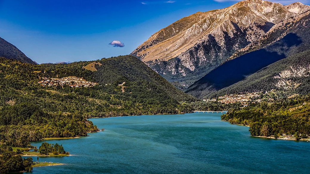 il lago più surreale dell’appennino ha un castello che spunta tra acqua, boschi e montagne