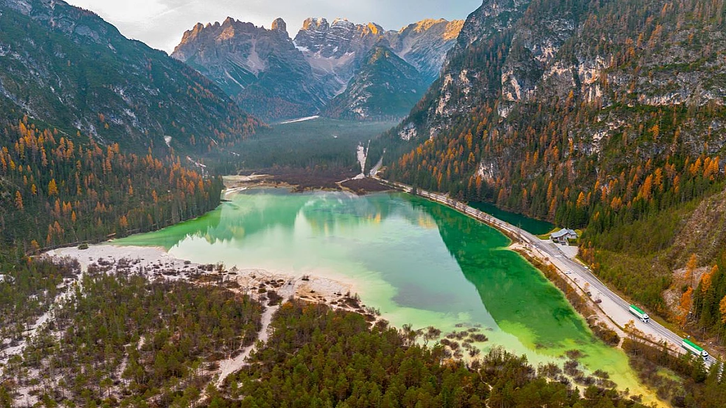 il lago nascosto sotto le tre cime: acqua verde, boschi e uno dei panorami più famosi d’italia