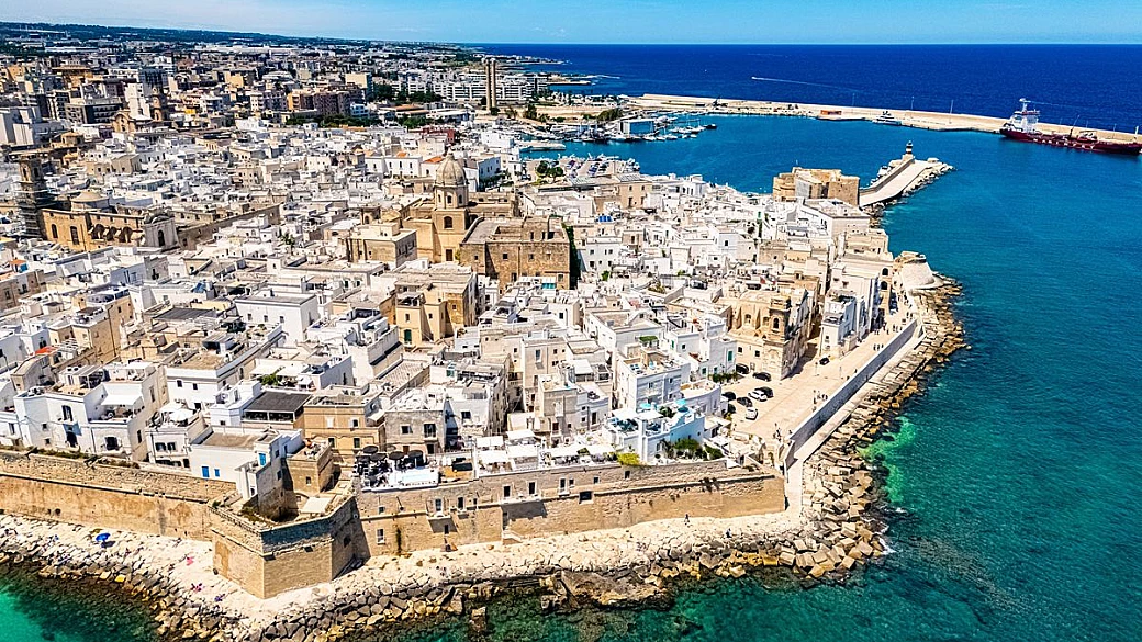 la città italiana dove il mare entra nella pietra: grotte, scogliere e case bianche da cartolina