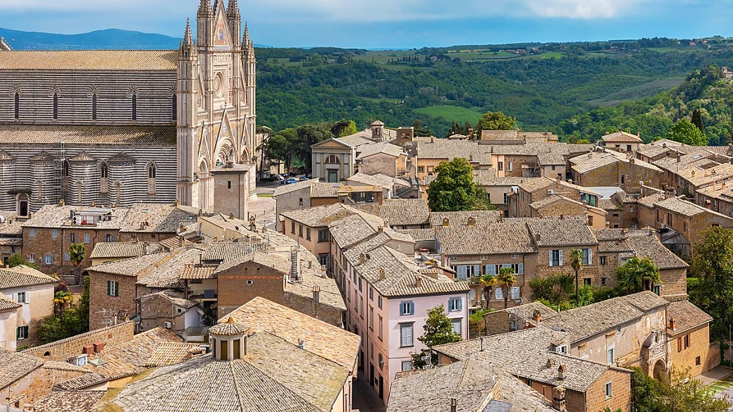 sembra una città normale, ma sotto i suoi vicoli si nasconde un mondo di grotte, acqua e misteri