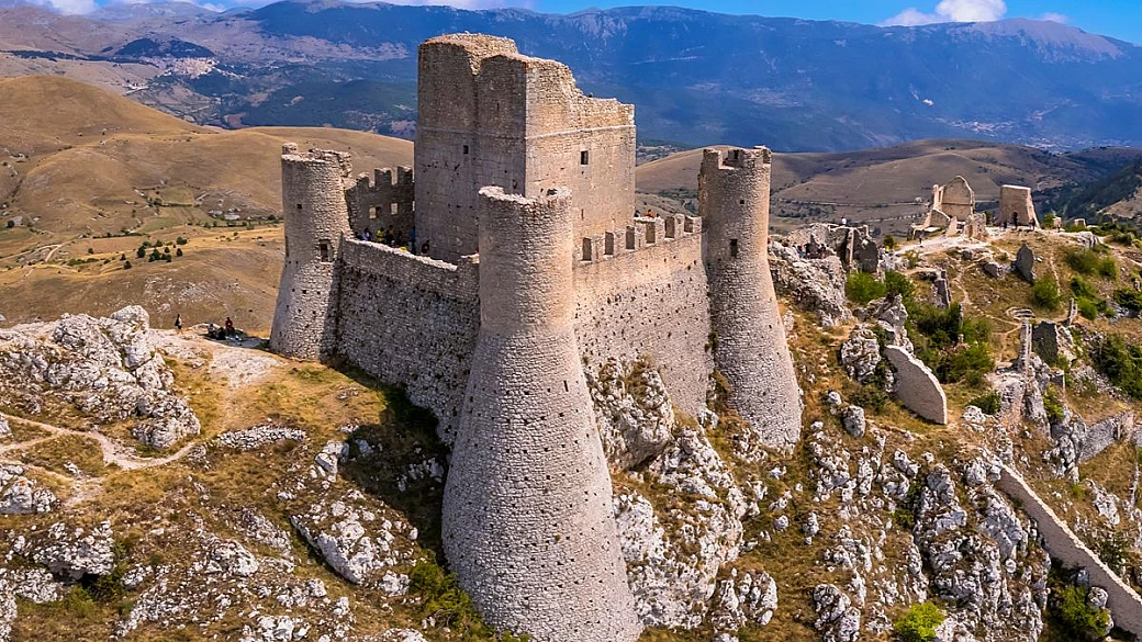in abruzzo c’è una fortezza isolata che domina la piana come un miraggio di pietra