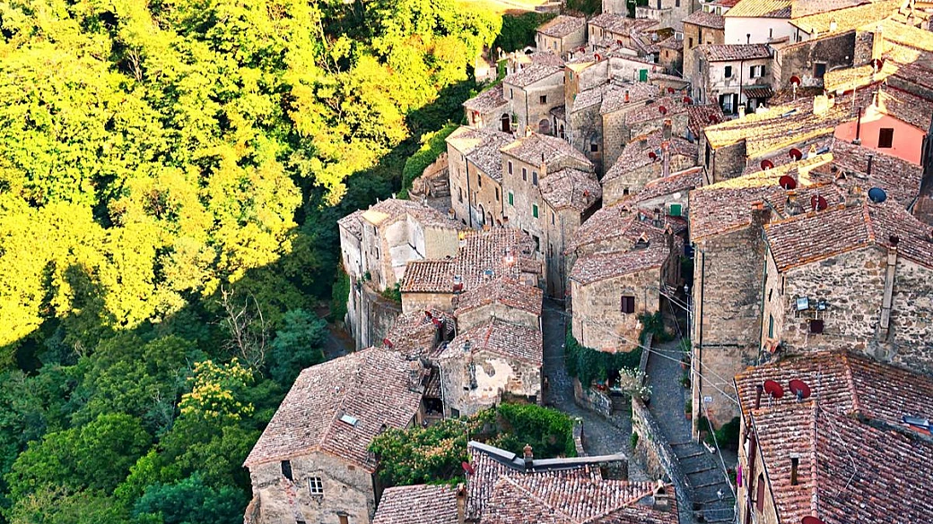 il borgo toscano dove le case sembrano arrampicarsi su una torre di pietra vulcanica