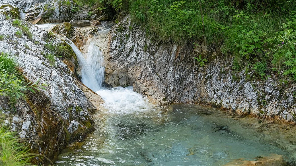 non è un parco acquatico: questa valle lombarda ha piscine naturali scavate dalla montagna