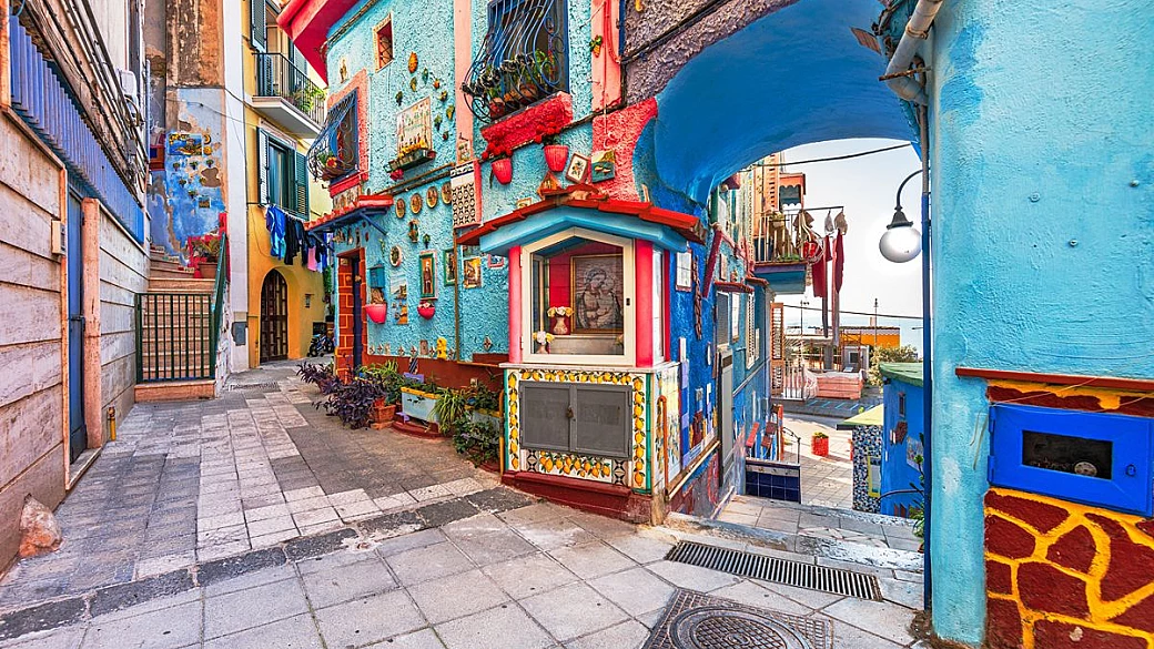 il comune dove la ceramica colora ogni strada: botteghe, forni e piatti appesi ai muri