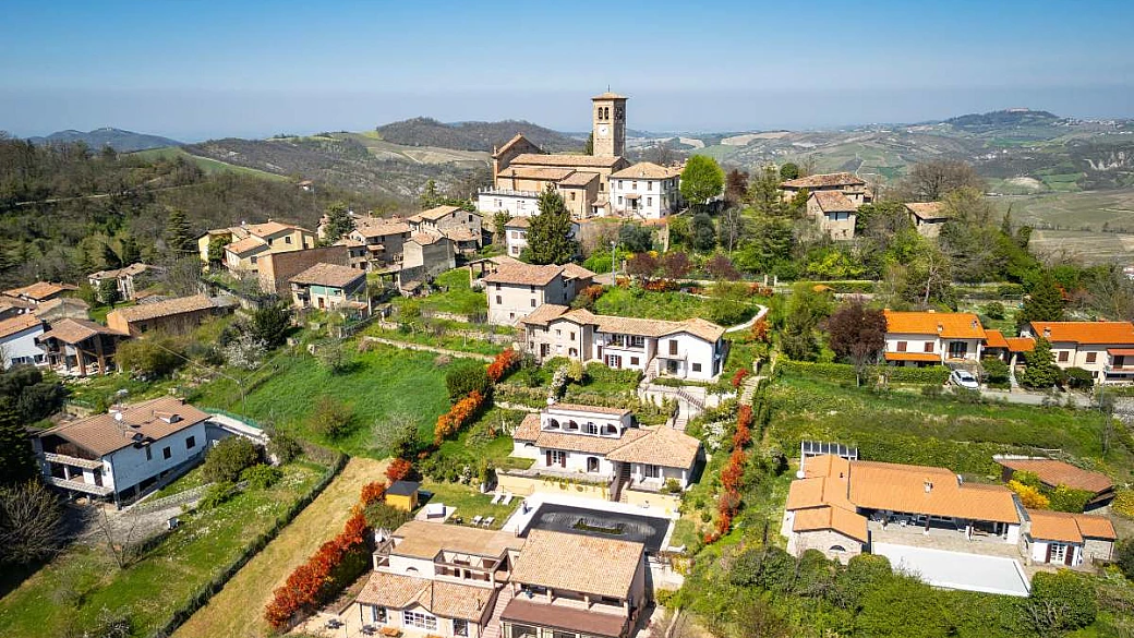 il borgo da soli 400 abitanti diventato famoso grazie alla sua cucina (e all'ottimo vino)