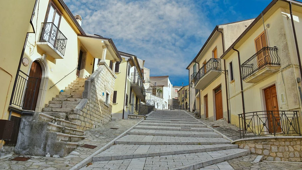 in campania c'è l'unico borgo da dove puoi ammirare 5 regioni in un colpo solo: è un posto da record